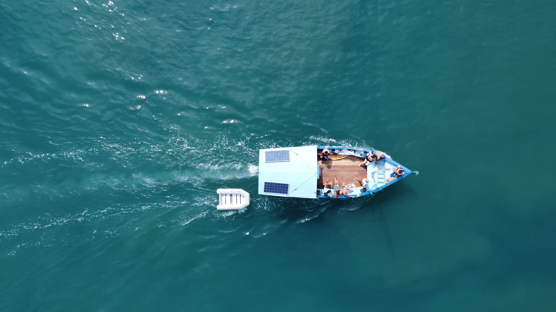 Pessoa contemplando o horizonte com o mar em silêncio