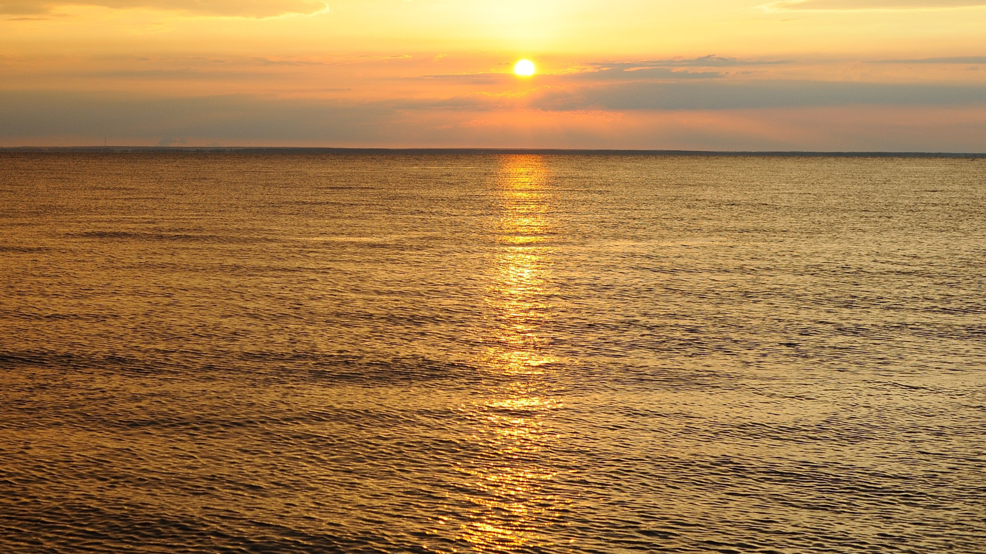 Mar calmo ao amanhecer em Ilhabela